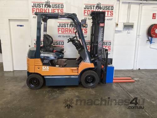 TOYOTA 7FB20 41621 4700MM 3 STAGE 4 WHEEL BATTERY ELECTRIC FORKLIFT.