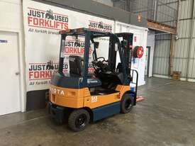 TOYOTA 7FB20 41621 4700MM 3 STAGE 4 WHEEL BATTERY ELECTRIC FORKLIFT. - picture2' - Click to enlarge
