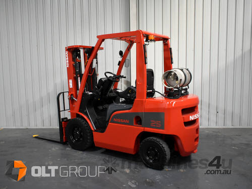 Nissan 2.5 Tonne Forklift 4.3m Container Mast 2016 Model Sideshift Fork Positioner LPG EFI