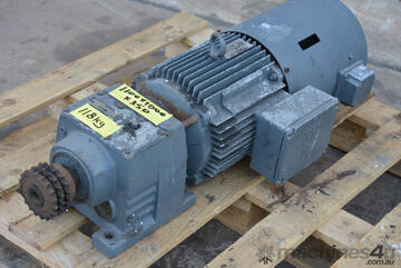 SEW GEARBOX R77 DV132N4/V 17.12:1 Enclosed Gear Drive Gear Box + 7.5kW Motor