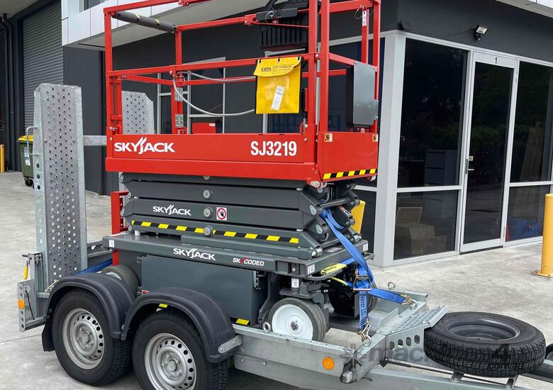 New 19ft SkyJack Scissor Lift Trailer Package image 2