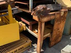 Steel work bench with vice - picture0' - Click to enlarge