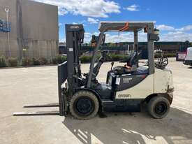 2017 Crown CG33P-5 Forklift - picture2' - Click to enlarge
