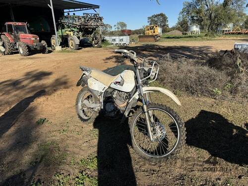 SUZUKI DR 200 Motorbike 