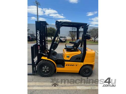 caption New Hyundai 25DE-7 2.5T Forklift