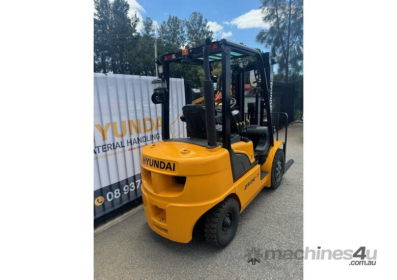 caption New Hyundai 25DE-7 2.5T Forklift