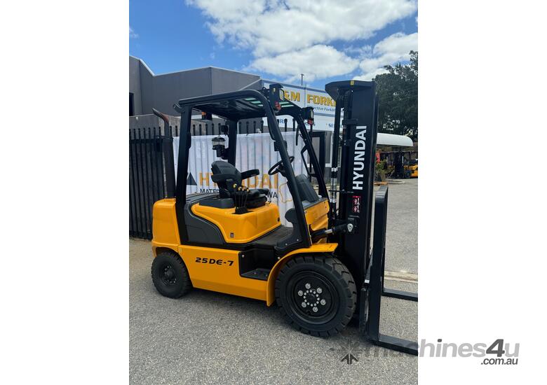 caption New Hyundai 25DE-7 2.5T Forklift