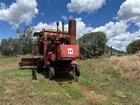 International 711 Harvester - picture1' - Click to enlarge