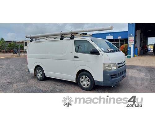caption Toyota Hiace 200