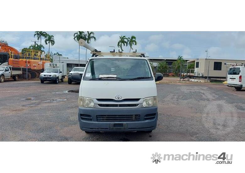 caption Toyota Hiace 200