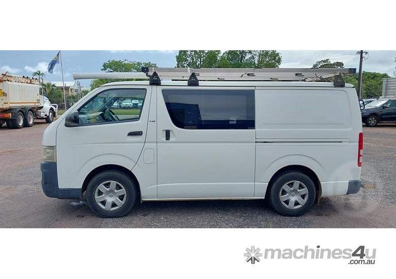 caption Toyota Hiace 200