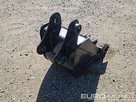 Unused GP Bucket 425mm, Ears 60mm, Centers 250mm, Pins 45mm  - picture2' - Click to enlarge