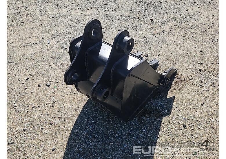 caption Unused GP Bucket 425mm, Ears 60mm, Centers 250mm, Pins 45mm
