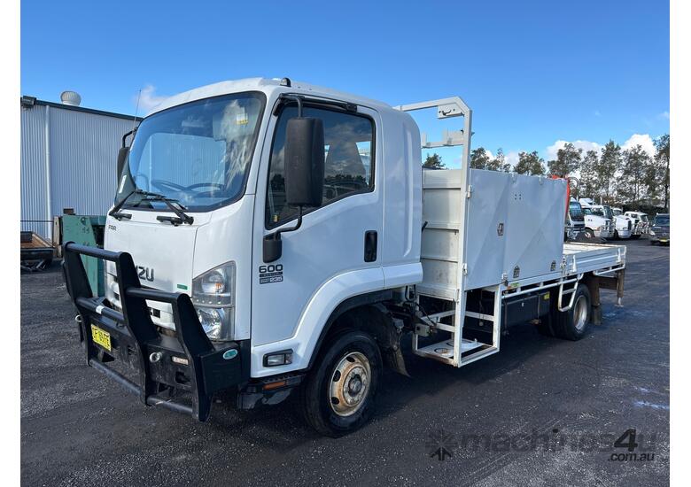 caption 2015 Isuzu FRR600 Table Top (Day Cab)