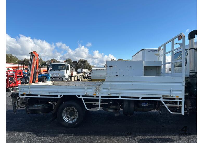 caption 2015 Isuzu FRR600 Table Top (Day Cab)