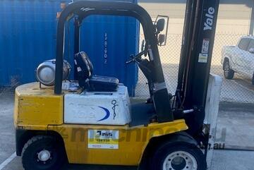 Gas powered forklift great work horse ideal for yard work due to its twin front wheels Gas powered forklift great work horse ideal for yard work due to its twin front wheels
