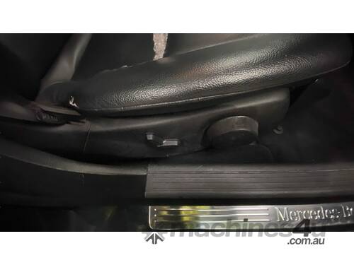 caption 2011 Mercedes-Benz C-Class C200 BlueEFFICIENCY Sedan T/Diesel (Auto)