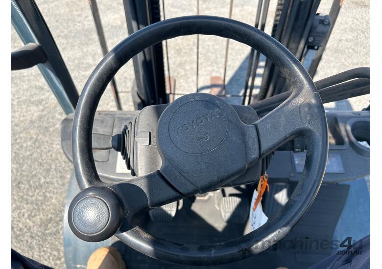 caption 2007 Toyota 32-8FG25 Forklift