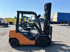 2007 Toyota 32-8FG25 Forklift - picture2' - Click to enlarge