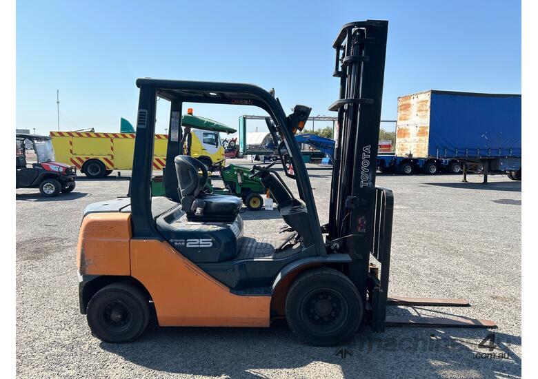 caption 2007 Toyota 32-8FG25 Forklift