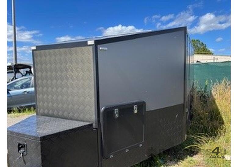 2022 Custom Box Trailer Tandem Axle