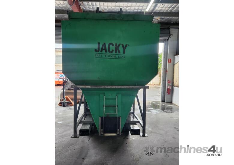Jacky storage hopper / Graco Pump/ Liquid Bottle filling Machine/ Manuel Pallet wrap Machine