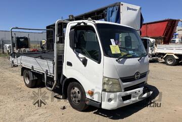 2011 Hino 300 616 Tray Day Cab