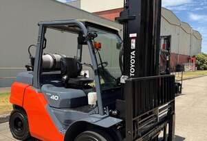 2020 Toyota 8FG40 8 Series 4T Duel Fuel Forklift- Dual Wheel Fork Positioner With Wide Carriage