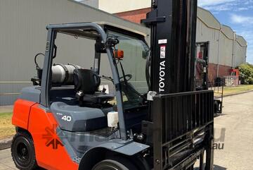 2020 Toyota 8FG40 8 Series 4T Duel Fuel Forklift- Dual Wheel Fork Positioner With Wide Carriage