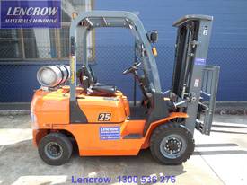Container mast 2500kg Forklift for hire - picture0' - Click to enlarge
