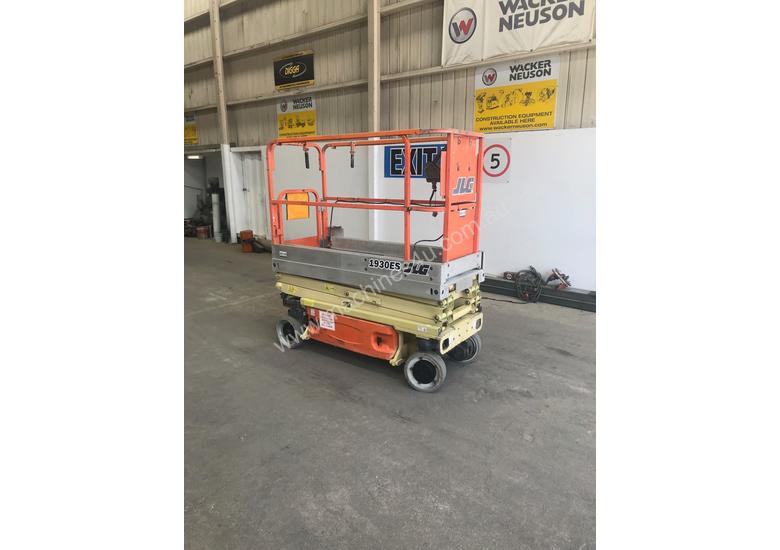 caption JLG 1930ES ELECTRIC SCISSOR LIFT