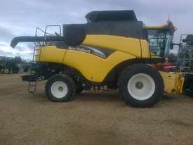 New Holland CR970 Header(Combine) Harvester/Header - picture2' - Click to enlarge
