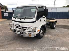 2010 Hino 300 616 - picture2' - Click to enlarge