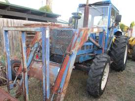 tractor 4x4 front end loader - picture0' - Click to enlarge