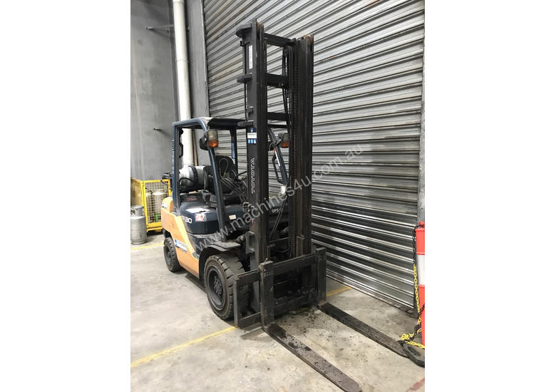 caption Toyota 32-8FG30 LPG / Petrol Counterbalance Forklift