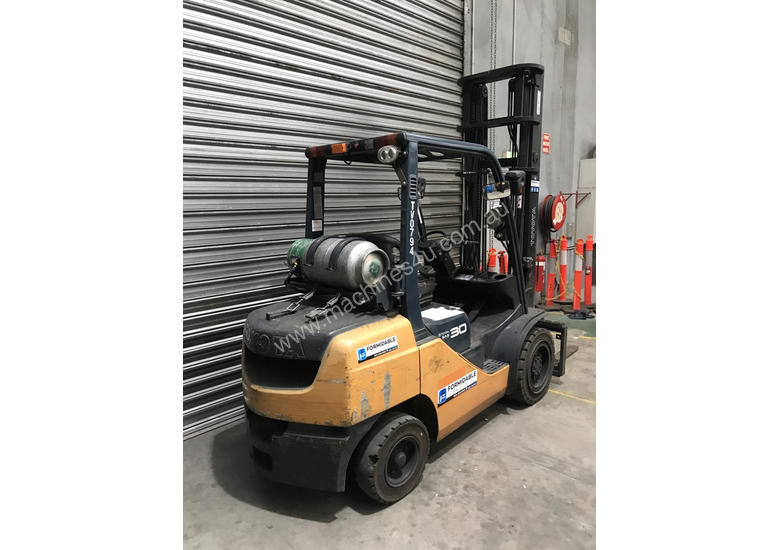 caption Toyota 32-8FG30 LPG / Petrol Counterbalance Forklift