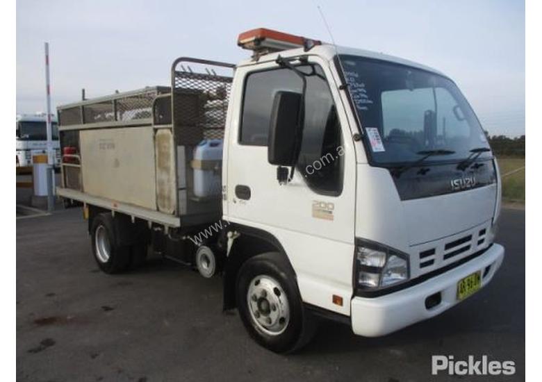 caption 2007 Isuzu NPR 200 Short