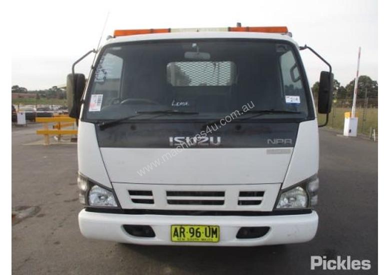 caption 2007 Isuzu NPR 200 Short