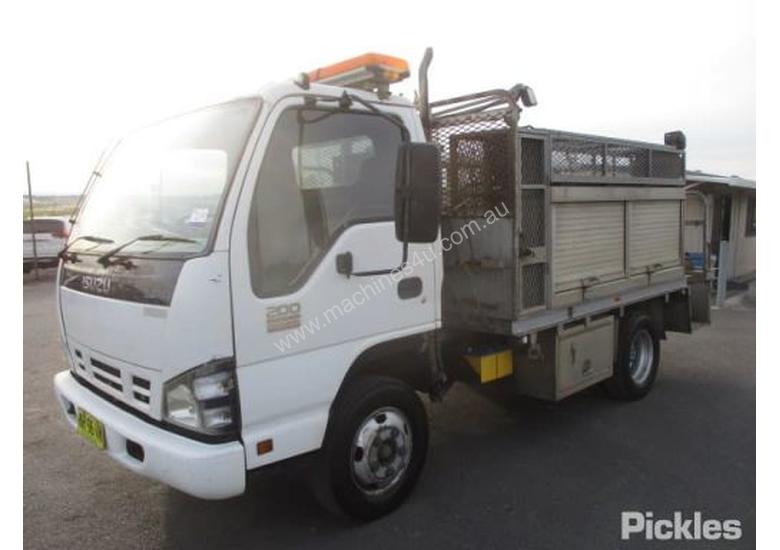 caption 2007 Isuzu NPR 200 Short