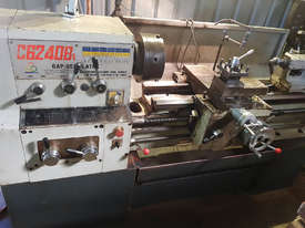 METAL GAP BED LATHE, CARBIDE INDEX TOOLING AND INSERTS, 2 X CHUCKS, FACEPLATE AND STEADY'S - picture0' - Click to enlarge