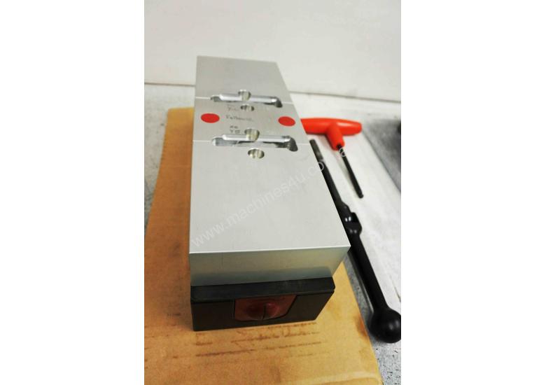 caption CHICK - DUAL STATION MILLING VICE – 5-QL-1030