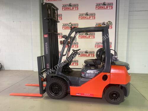 2015 TOYOTA FORKLIFT DELUXE MODEL 32-8FG25 DUAL FUEL LPG / PETROL  WITH FORK POSITIONER 
