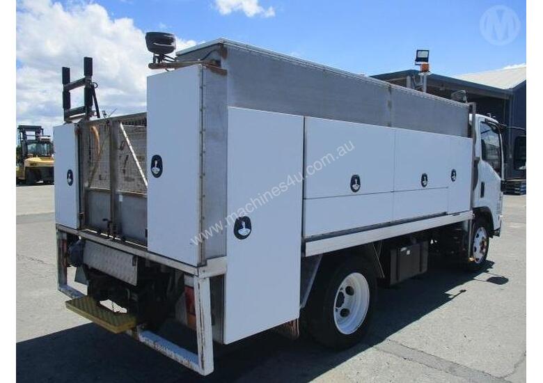 caption Isuzu NQR450