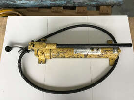 Enerpac Hydraulic Steel Porta Power Hand Pump P80 with hose - picture0' - Click to enlarge