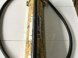 Enerpac Hydraulic Steel Porta Power Hand Pump P80 with hose - picture1' - Click to enlarge