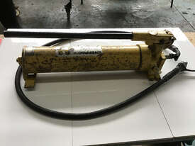 Enerpac Hydraulic Steel Porta Power Hand Pump P80 with hose - picture2' - Click to enlarge