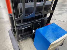  RAYMOND RRS30 S/N RRS-16-02636 WALKIE REACH STACKER PEDESTRIAN FORKLIFT - picture2' - Click to enlarge