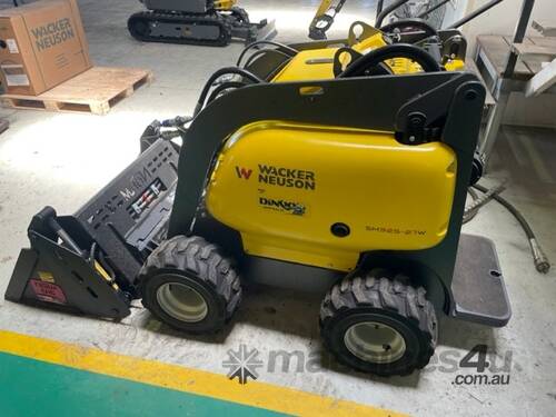 SM325-27W Wheeled Mini Loader - Dingo