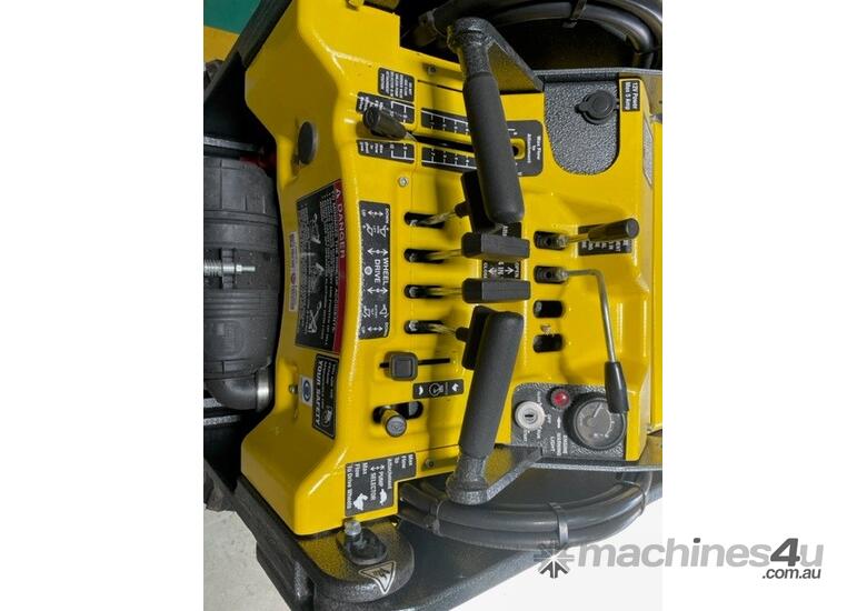 caption SM325-27W Wheeled Mini Loader - Dingo