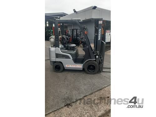 2014 model Nissan 1.8 ton container entry forklift for sale extra low hours (under 1,000)